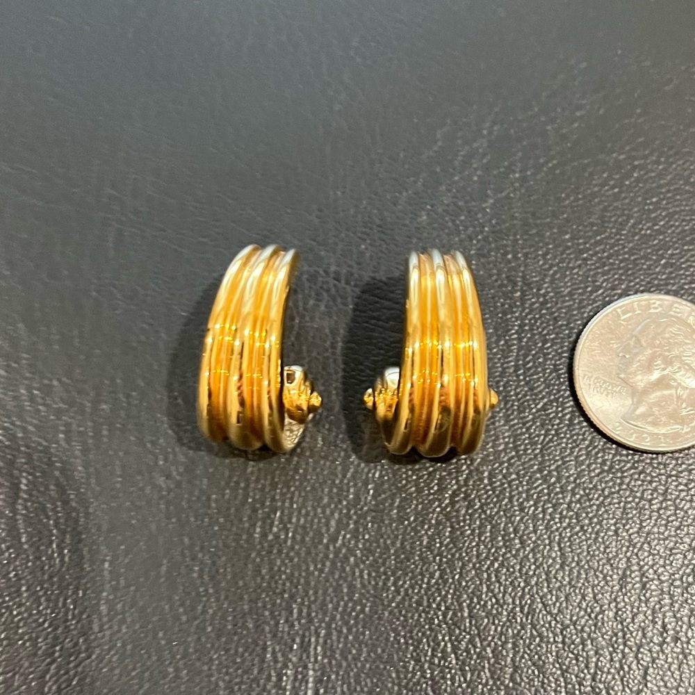 SOLD SOLD
Vintage Gold earrings .5 ounce lovely hollow earrings - Picture 2 of 4
